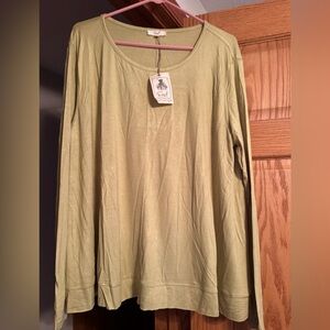 Easel brand top. NWT